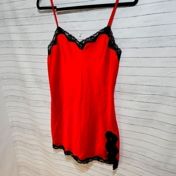 VS RED & BLACK LACE SLIP, SZ SMALL, GENTLY PRE OWNED, PERFECT FOR VALENTINES DAY - Picture 2 of 6